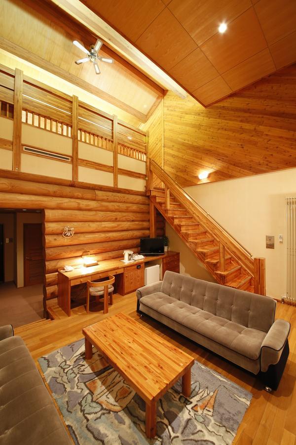 Log Hotel Larch Lake Kanayama Minamifurano Zimmer foto